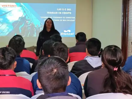 Participantes atentos a una exposición sobre trabajo en equipo.
