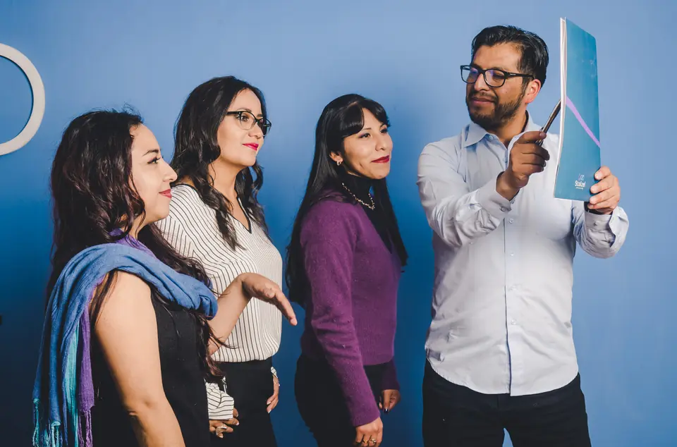 Facilitador de Stolzel exponiendo frente a un grupo durante una sesión de capacitación.