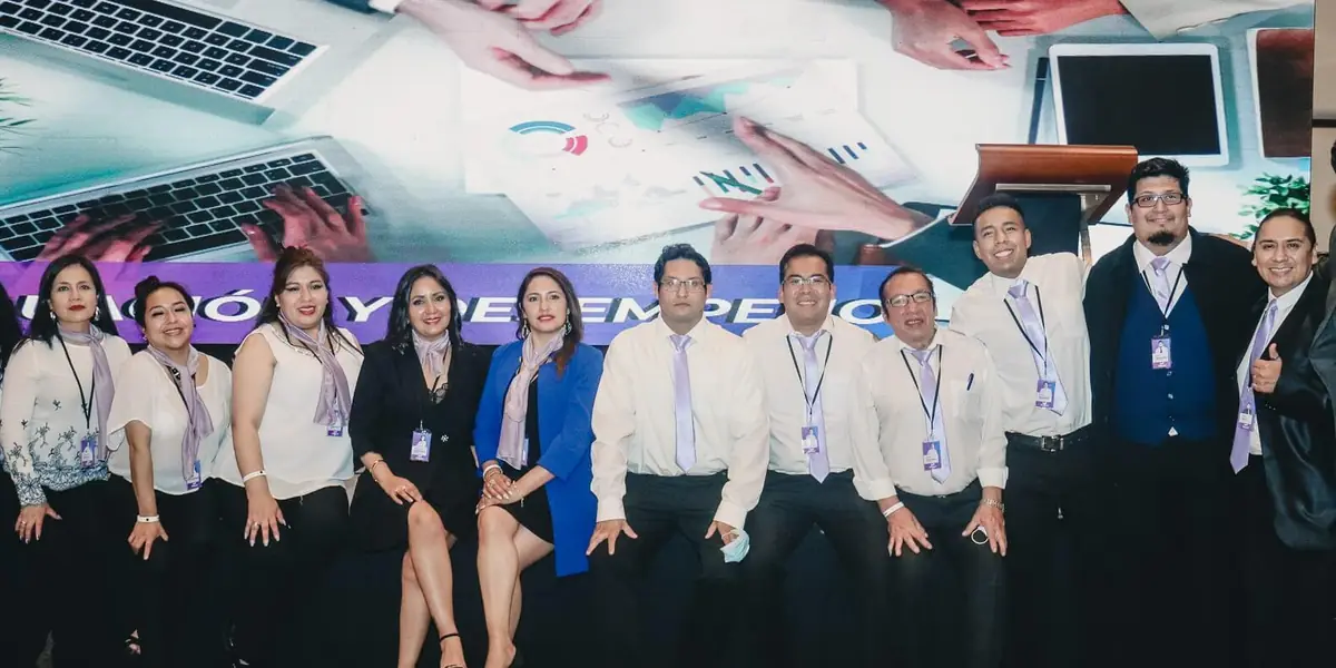 Equipo de Stolzel reunido en un evento institucional de la empresa.