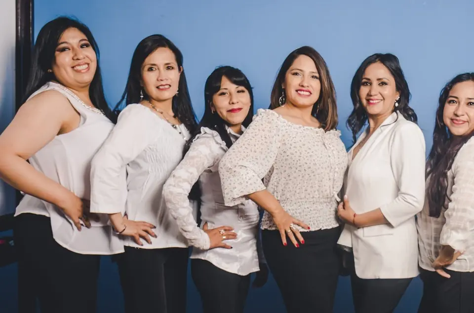 Parte del equipo de Stolzel en la oficina, personal administrativo que gestiona las cuentas de outsourcing.