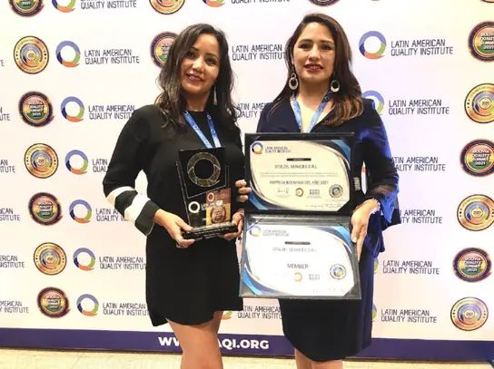 Placa del Latin American Quality Institute a nombre de Stolzel Services S.R.L. como empresa boliviana del año 2021.