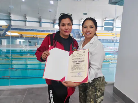 Reconocimiento del Gobierno Autónomo Departamental de Oruro a Stolzel Services S.R.L., entregado en un complejo deportivo departamental.