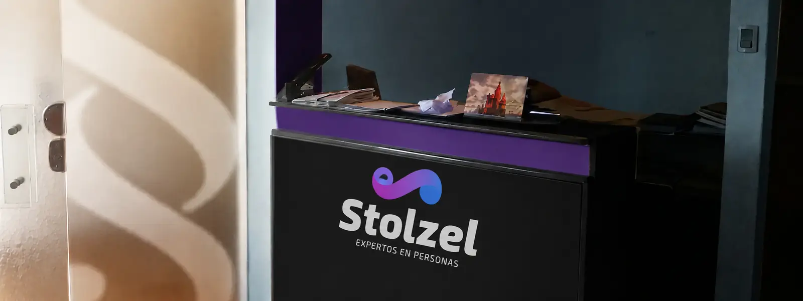 Recepción de una oficina de Stolzel con el logotipo de la empresa en el mostrador.