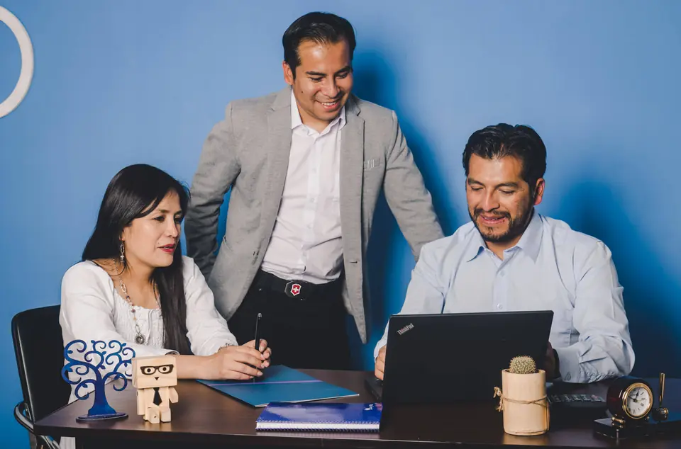 Consultores de Stolzel trabajando frente a una laptop durante una sesión de evaluación de personal.